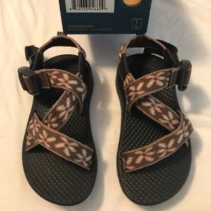 Girls chacos Z/1 petal size 9 (brand new)